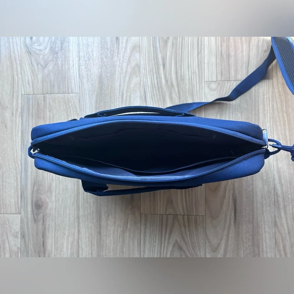 Case Logic Advantage Carrying Case for laptops and tablets up to 14 inches